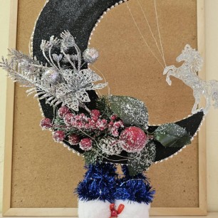 "Зимняя сказка: венок с оленем и подарочными сапожками"