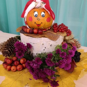 Лесная сказка: Колобок на пеньке