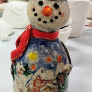 Снеговик с зимним пейзажем