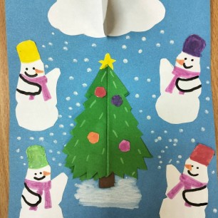 Снеговички у новогодней елки