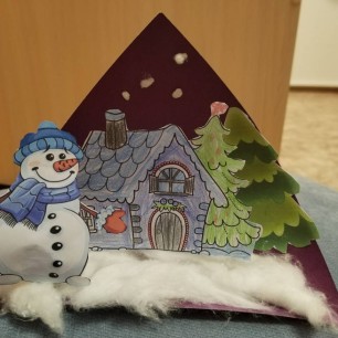 Снеговик у дома