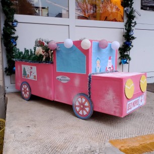 "Новый год стучит нам в дверь"