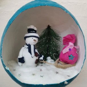 снеговичок под ёлкой