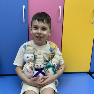 Наша дружная семья - снеговик мама, снеговик - папа и снеговичок - Я»