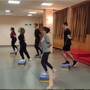 "Шаг,за шагом: ловим ритм на степ-платформе!"