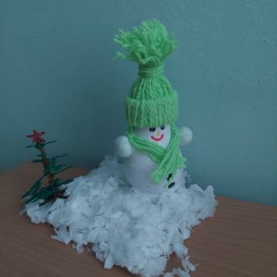 Снеговик в зелёной шапке