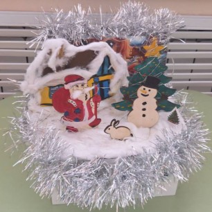 У новогодней ёлки.