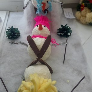 Лыжные катания снеговиков с горки