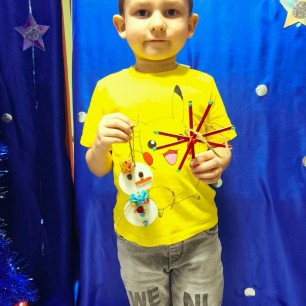 Новогодняя снежинка и веселый снеговик