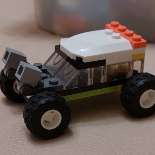 Джип с фарами-прожекторами