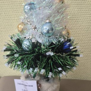 Елочка на прогулке.