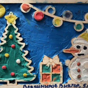 Пластилиновый снеговик у елочки сидит