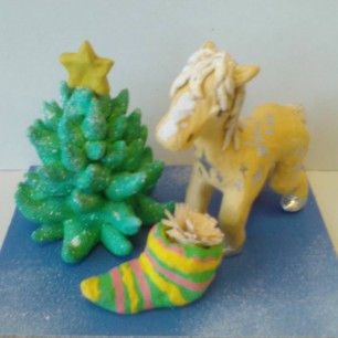 Новогодняя лошадка встречает Новый год.