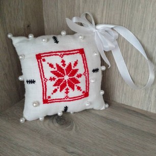 Народная вышивка на елочных игрушках