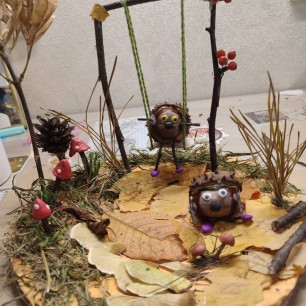 Весёлые ежики в осеннем лесу