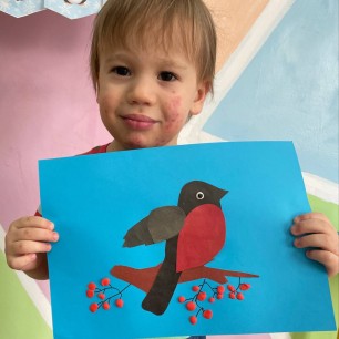 Снегирь на ветке