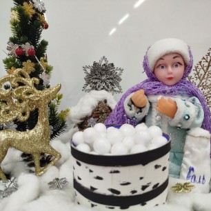 " У леса на опушке жила зима в избушке..."