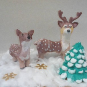 Олененок на прогулке с мамой.