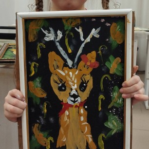 Оленёнок с бантиком в зимнем лесу