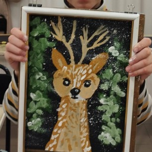 Олененок в зимнем лесу