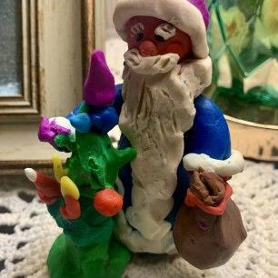 Дед Мороз елочку принес