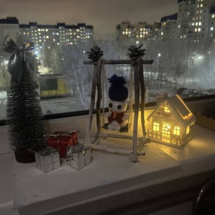 Добрый снеговик в зимнем лесу