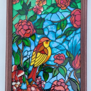 Птичка в розовом саду