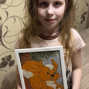 Белка в лесу