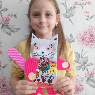 Котик рыбку поймал