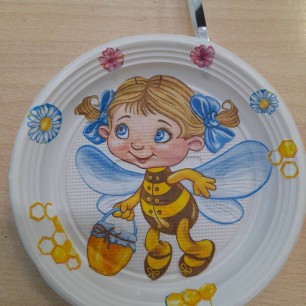 Люди рады лету, а пчела цвету.