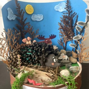 Берегите лесных зверей, которые живут в сухой траве.