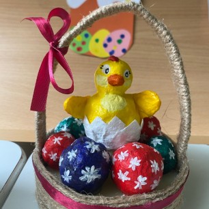 Цыплёнок с яйцами