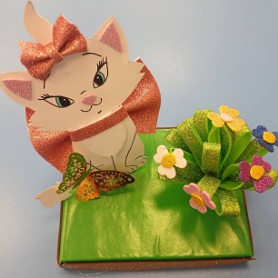 КОШЕЧКА  НА ПОЛЯНКЕ