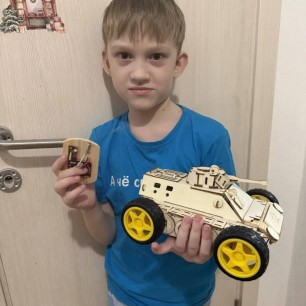 Радиоуправляемый боевой бронированный автомобиль