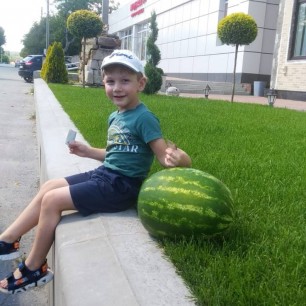 Мальчик с арбузом