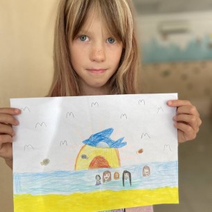 Семья купается в море
