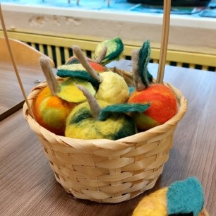 Корзинка с яблоками