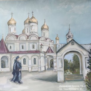 У храма