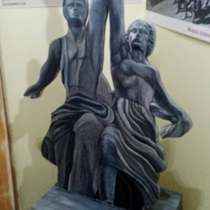 Работник и колхозница