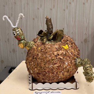 Гусеница в яблоке