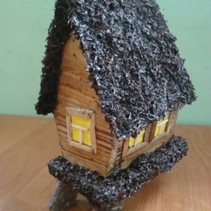 Избушка в осеннем лесу