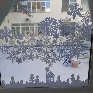 Зимний домик в  лесу