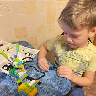 " Храбрый заяц из Lego WEDO 2"
