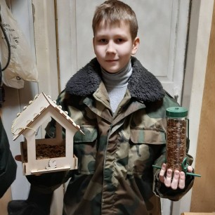 Каждой птичке по кормушке