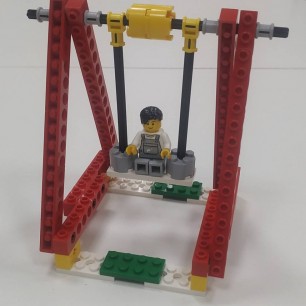 На качелях во дворе