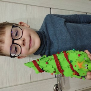 Дракон под новогодней елью
