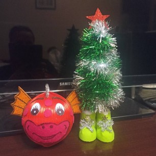 Дракоша у Новогодней ёлочки