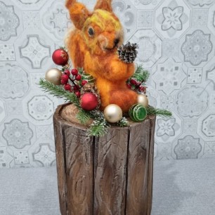 Белка в зимнем лесу