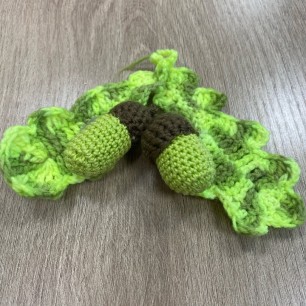 Желуди с дубовыми листьями