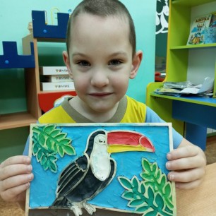 Тукан на дереве.